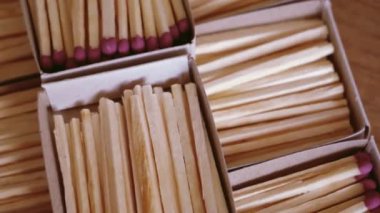 Bir sürü kibrit kutusu, yakın çekim video. Detaylı 4k çözünürlük videosu. Kibrit kutusu videoları.