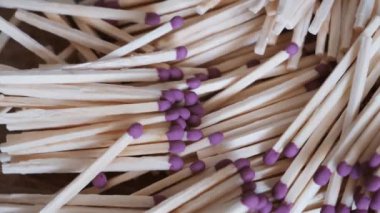 Büyük dağınık bir kibrit yığını, üst manzara. Son derece detaylı 4K video. Dönen bir yüzeyde eşleşir.