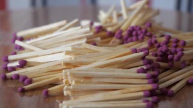 Dönen yüzeyde bir sürü kibrit var. Yakın plan eşleşiyor. Son derece detaylı 4k makro video. Bir sürü kibrit..