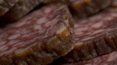 Tütsülenmiş salam parçaları, makro video. Sosis tam kare.