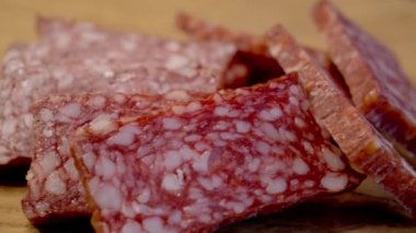 Dilimlenmiş salam sosisi, yakın plan. Sosis sunumu. Füme sosis dilimleri. Salam Döndürme