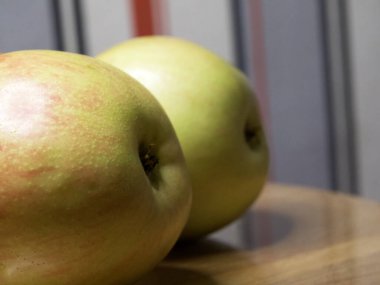 İki olgun elma, yan görünüm. Meyveli yakın çekim..