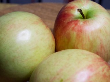 Üç olgun gala elması, yakın çekim. Meyveler, makro fotoğraflar..
