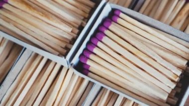 Bir sürü kibrit kutusu, yakın çekim video. Detaylı 4k çözünürlük videosu. Kibrit kutusu.