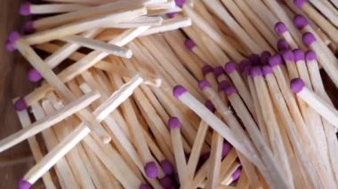 Büyük dağınık bir kibrit yığını, üst manzara. Son derece detaylı 4K video. Eşleşmeler.