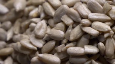 Kabuksuz ayçiçeği çekirdekleri, tam kare HD video. Çekirdek çekirdekleri yakın çekim, kaydırak çekim.