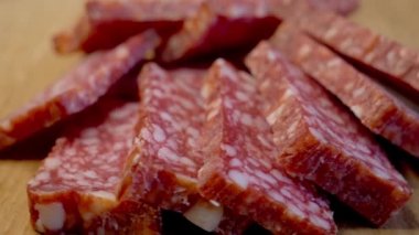 Dilimlenmiş salam sosisi, yakın plan. Sosis sunumu. Füme sosis dilimleri..