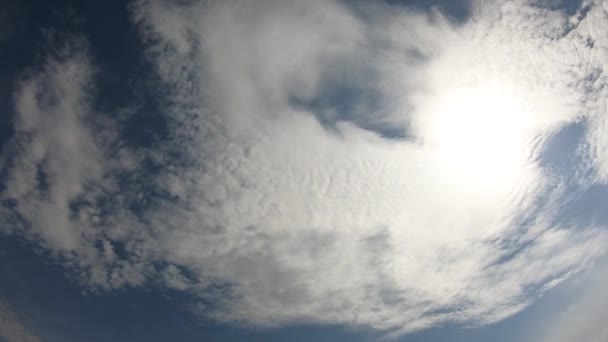 Belle Nuvole Bianche Muovono Rapidamente Attraverso Cielo Blu — Video Stock