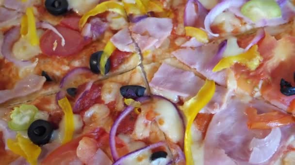 Pizza Oliwkami Pomidorami Szynką Pełny Film Zbliżeniem Obracająca Się Pizza — Wideo stockowe