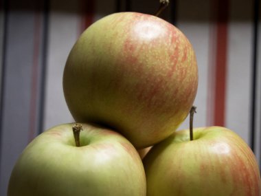 Bir demet gala elması. Birkaç meyve, yakın çekim..