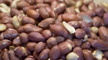 Kabukta kavrulmuş fıstık. Fıstıklar yakın plan. Çok detaylı bir makro video. Fıstıklar tam kare resim.