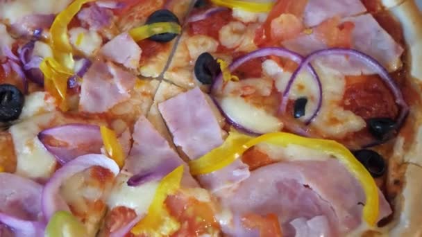 Pizza Oliwkami Pomidorami Szynką Pełny Film Zbliżeniem Obracająca Się Pizza — Wideo stockowe