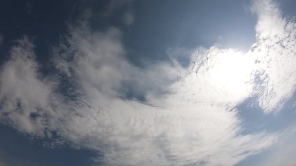 美丽的白云快速地掠过蓝天 时间间隔视频 — 图库视频影像