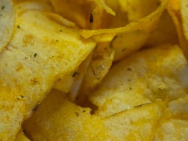 Baharatlı patates cipsi, yakın çekim. Kızarmış patates..