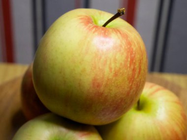 Birkaç gala elması, yakın çekim. Meyve..