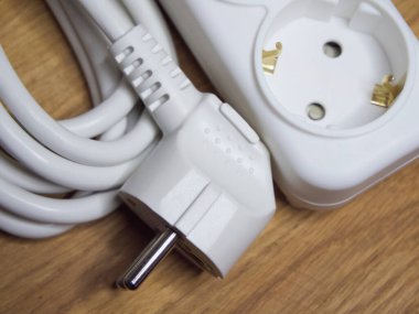 Soket ve prizli beyaz uzatma kablosu, yakın plan..