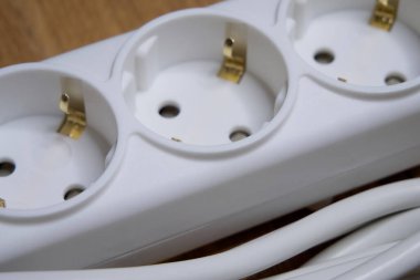 Avrupa dolgusu için T harfi. Beyaz uzatma kablosu, yakın çekim..