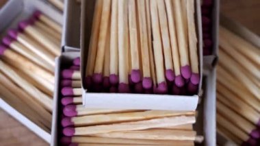 Bir sürü kibrit kutusu, yakın çekim video. Ayrıntılı 4k video.