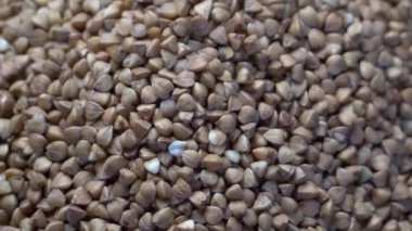 Karabuğday arka planı. Karabuğday yakın çekim rotasyonu. Çiğ karabuğday.