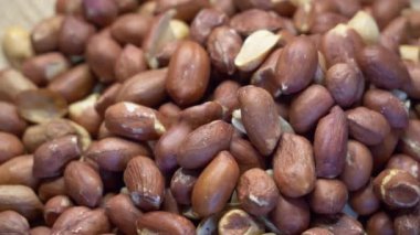 Kabukta kavrulmuş fıstık. Fıstıklar yakın plan. Çok detaylı bir makro video. Fıstıklar tam çerçeve.
