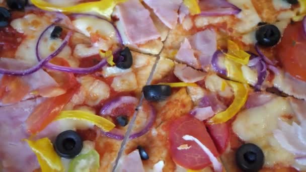 Pizza Med Oliver Tomater Och Skinka Full Närbild Video Roterande — Stockvideo