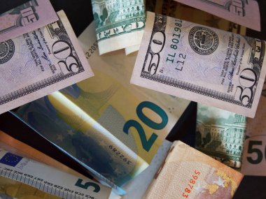 Nakit paralar ve avrolar birbirine karışmış, yakın çekim..