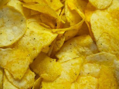 Baharatlı patates cipsi, yakın çekim. Kızarmış patates..