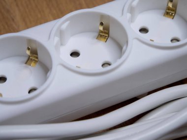 Avrupa dolgusu için T harfi. Beyaz uzatma kablosu, yakın çekim..