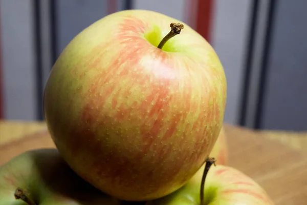 Ein Paar Gala Äpfel Eine Nahaufnahme Obst — Stockfoto