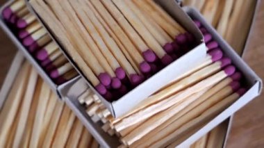 Bir sürü kibrit kutusu, yakın çekim video. Ayrıntılı video.