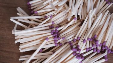 Büyük dağınık bir kibrit yığını, üst görünüm, detaylı 4k video.