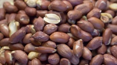 Kabukta kavrulmuş fıstık. Fıstıklar yakın plan. Yüksek detaylı makro video, tam çerçeve.