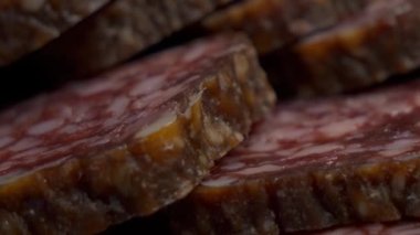 Tütsülenmiş salam parçaları, makro video. Sosis tam kare. Kaydırma atışı