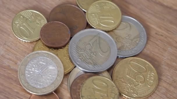 Różne Metalowe Monety Unii Europejskiej Obracającej Się Drewnianej Powierzchni Zbliżenie — Wideo stockowe
