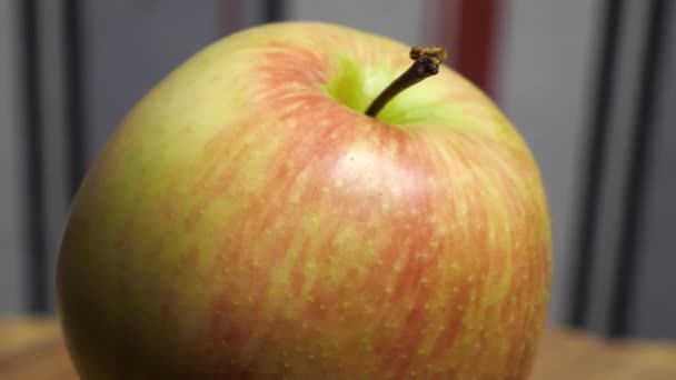 Gran Manzana Gira Vídeo Está Plena Resolución Una Manzana Cerca — Vídeos de Stock