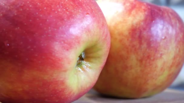 Unas Manzanas Rojas Mojadas Video Macro Las Manzanas Están Girando — Vídeo de stock