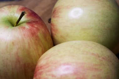 Üç olgun gala elması, yakın çekim. Meyveler, makro fotoğraflar..
