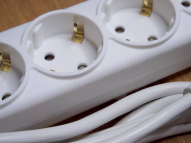 Avrupa dolgusu için T harfi. Beyaz uzatma kablosu, yakın çekim..