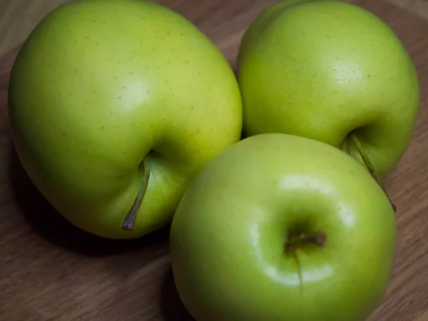 Three Apples Cultivar Gold Wooden Surface Close Shot — стоковое фото