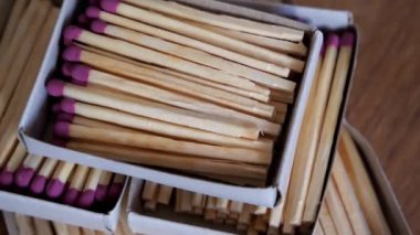 Bir sürü kibrit kutusu. Detaylı 4k çözünürlük videosu. Kibrit kutusu, makro videolar.