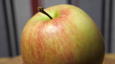 Büyük elma dönüyor, video tam çözünürlükte. Bir elma..