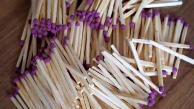 Büyük dağınık bir kibrit yığını, üst görünüm, 4k video.