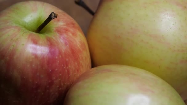 Three Big Beautiful Apples Rotating Surface Macro Video Fruit Rotation — Vídeo de stock