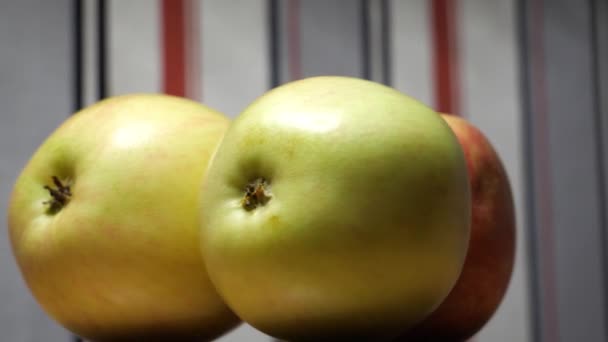 Tres Grandes Manzanas Maduras Cerca Frutas Rotativas — Vídeo de stock