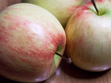 Bir kaç olgun elma, yakın çekim. Meyvelerin makrofotoğrafı.