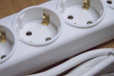 Avrupa dolgusu için T harfi. Beyaz uzatma kablosu, yakın çekim..