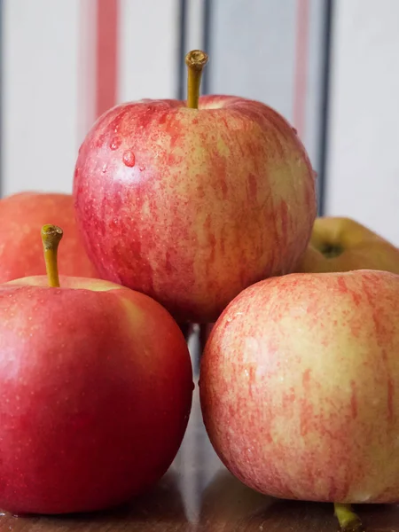 Birkaç olgun çizgili elma, yakın plan bir çekim. Gala ve Ligol çeşitlerinden elmalar.