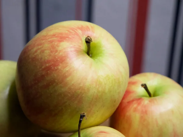 Ein Paar Gala Äpfel Eine Nahaufnahme Obst — Stockfoto