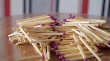 Dönen yüzeyde bir sürü kibrit var. Yakın plan eşleşiyor. Son derece detaylı 4k makro video.