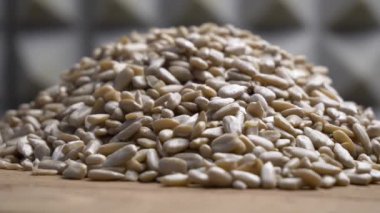 Ayçiçeği tohumlarının dönüşü. Seçici odaklanma. Yan görünüm.